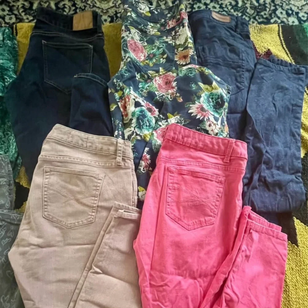9 Women's Skinny Jeans - Size 10/11 - Gently Used! - Picture 3 of 4